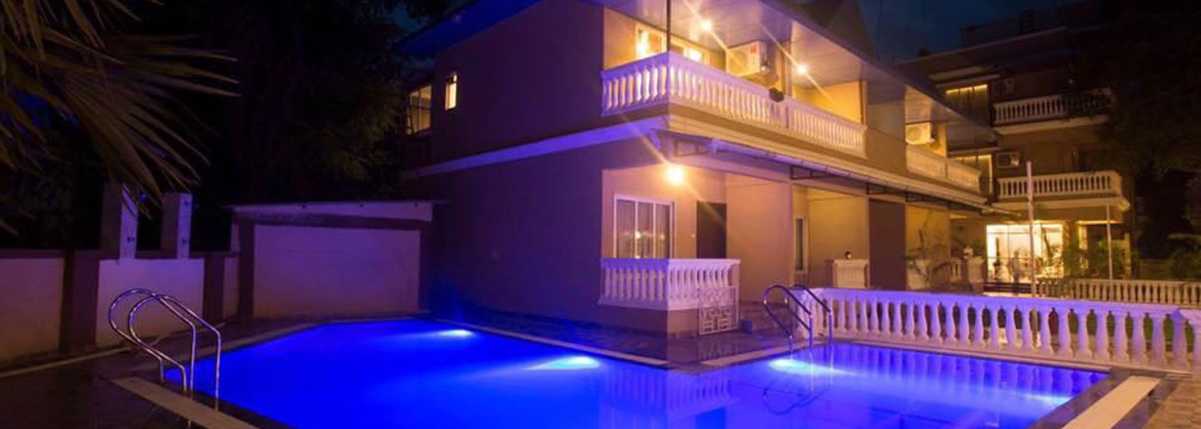 The blue roof sea side